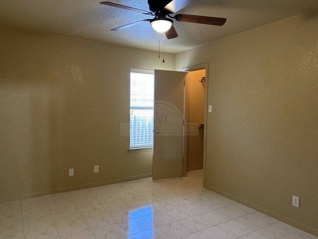 Building Photo - 1305 Chips Dr