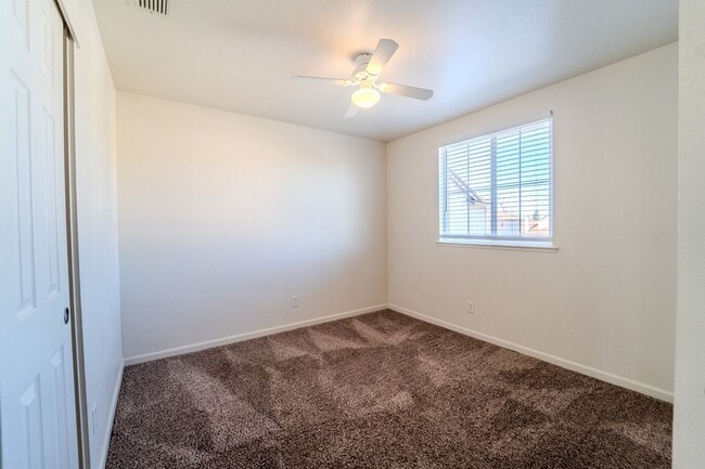 Building Photo - ? Spacious 4-Bedroom, 2.5-Bathroom Home in...