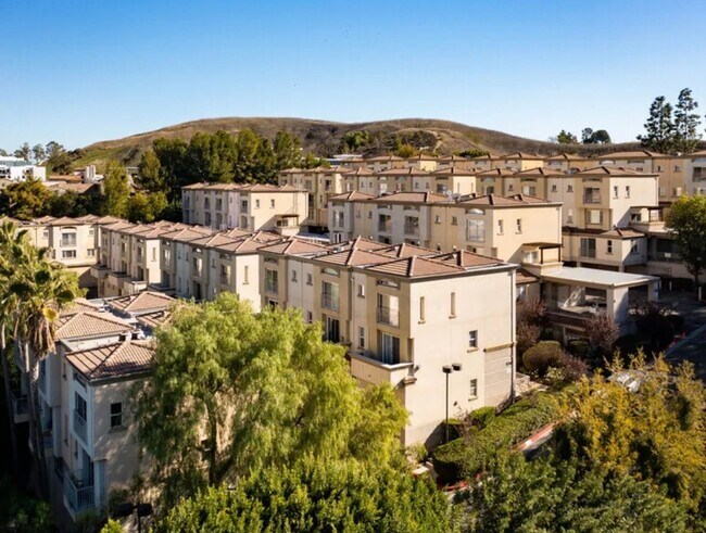 Building Photo - Remodeled 3BD Corner Townhome + Dual Primary Suites + Views | Bella Montana