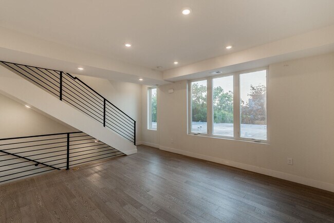 Building Photo - Newer Build 2 Bedroom, 4 Bathroom Jefferson Park Townhome