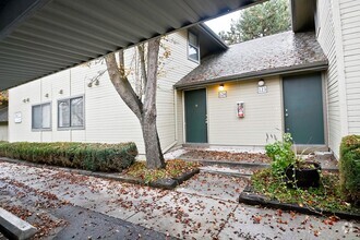 Building Photo - 3 Bedroom 2 Bathroom SE Boise Condo