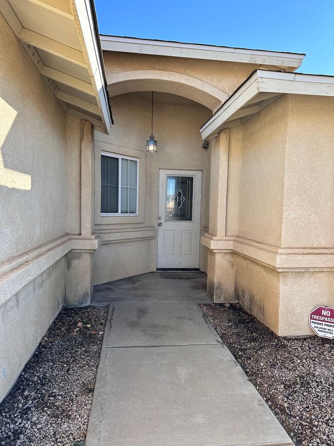 Building Photo - Great 3 Bedroom, 2 Bath Home Centrally located in Kingman!