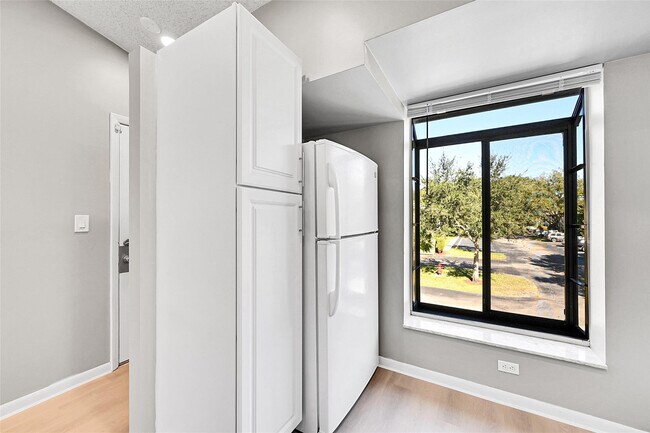 Building Photo - 719 Gardens Dr