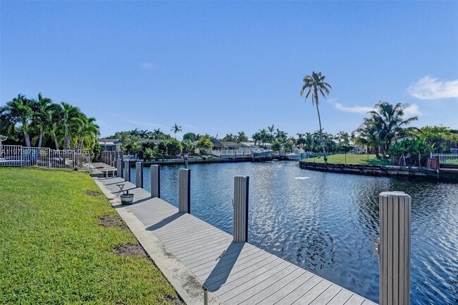 Building Photo - 949 SE 10th Ct