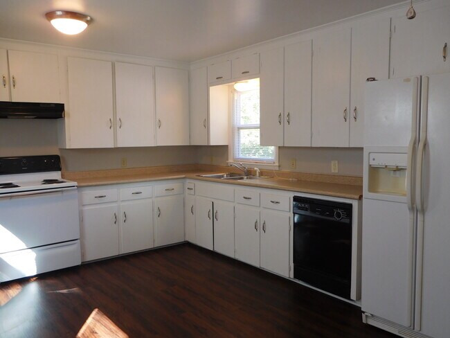 Building Photo - VINYL FLOORS, FENCED YARD 3 Bedroom Near 21st & Yale!