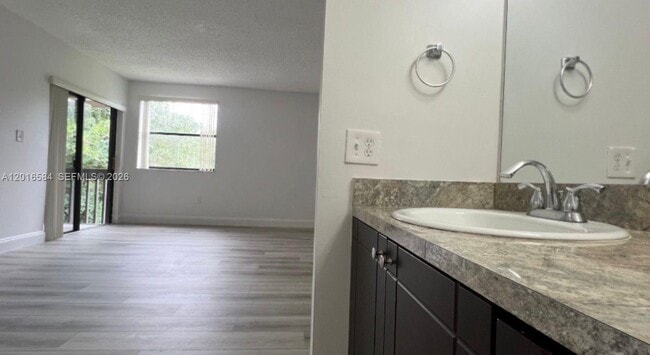 Building Photo - 8885 Fontainebleau Blvd