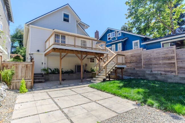 Building Photo - 3Bd/1.5Ba Seattle House