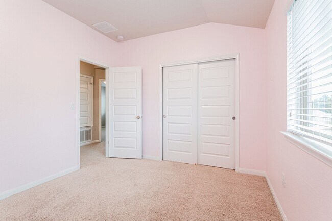Building Photo - 605 Allenscreek Way-