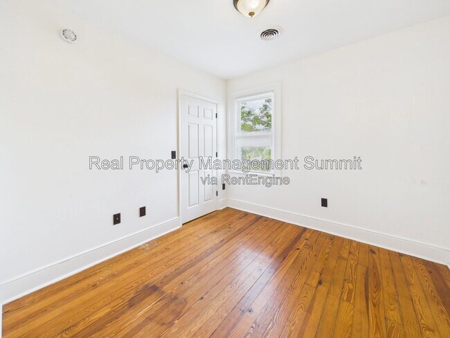 Building Photo - 523 Marquis St