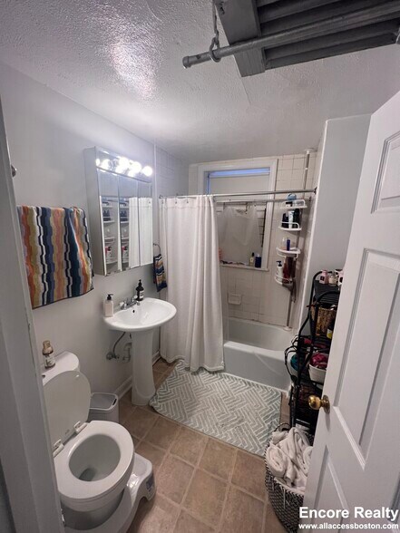 Building Photo - 14 Centre St