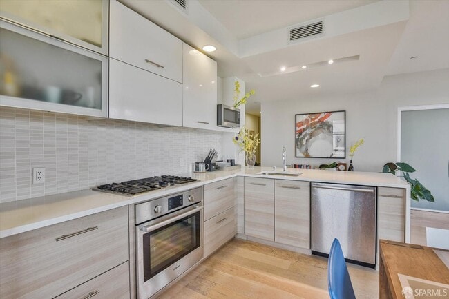 Building Photo - 451 Donahue St