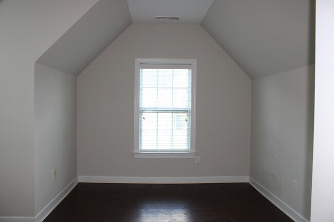 Building Photo - 241 Vinewood Pl