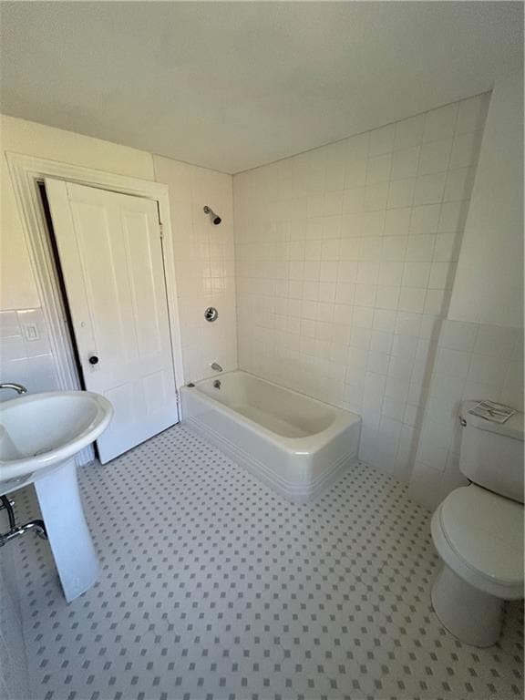 Building Photo - 2165 Hartford Ave