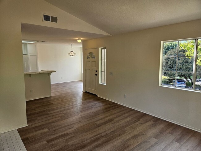 Building Photo - Wonderful 2 Bedroom 2 Bathroom Upper Level...
