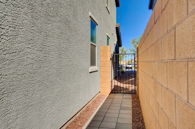 Building Photo - Gorgeous 4 Bedroom, 2 Story Home in SW/Mou...