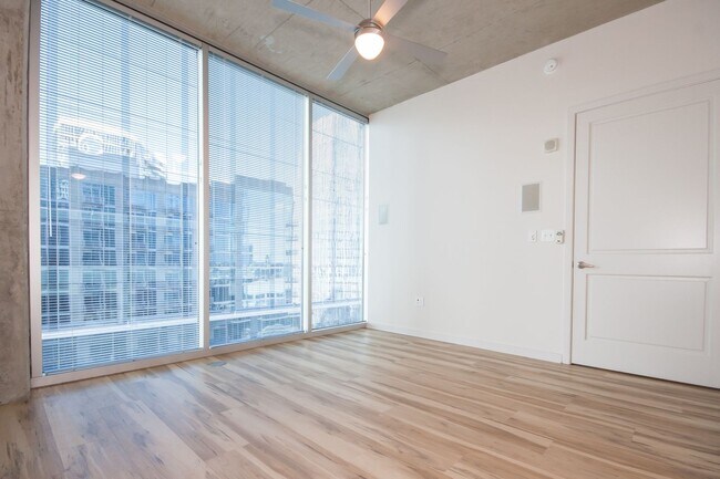 Building Photo - Stunning 17th Floor Views of Downtown in t...