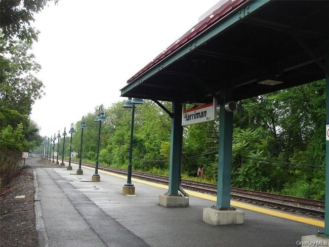 Building Photo - 13 Lake St