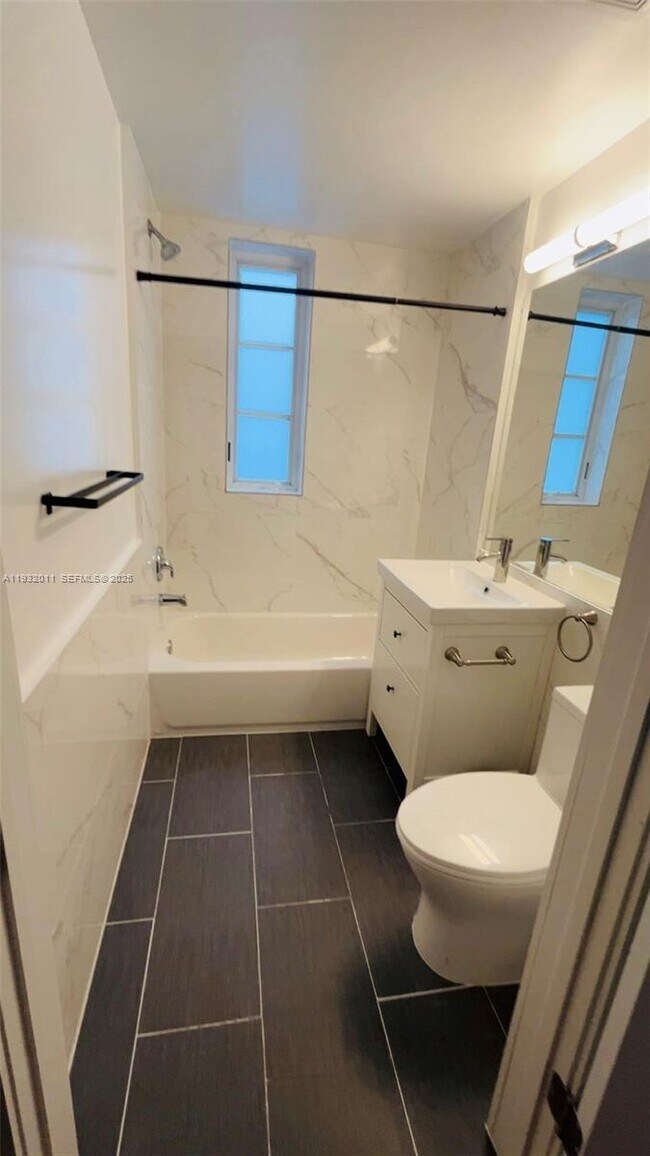 Building Photo - 960 Bay Dr