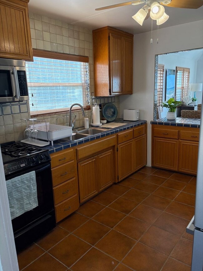 Building Photo - 4027-4029 Ocean Dr