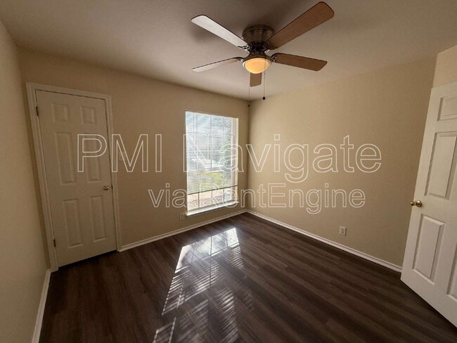Building Photo - 827 Visor Dr