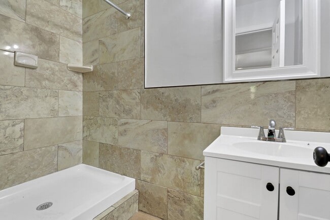 Building Photo - 4 BR, 2 BATH townhouse in downtown Charleston, SC.