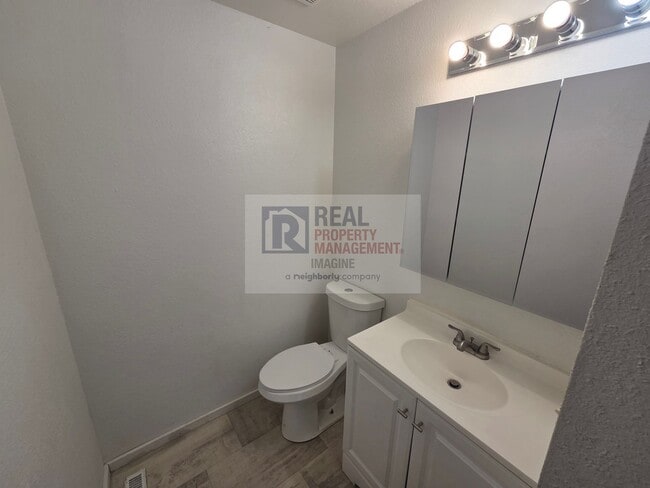 Building Photo - Updated 5 Bedroom Home!