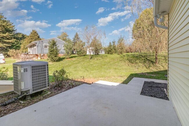 Building Photo - 927 E Lisburn Rd