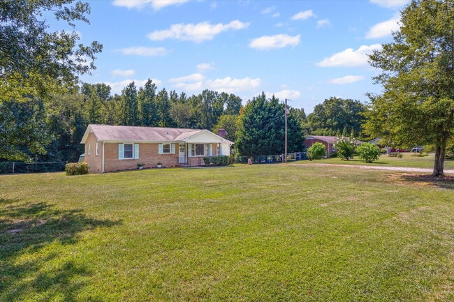 Building Photo - 3 Bedroom / 2 Bathroom Home on .78 Acres