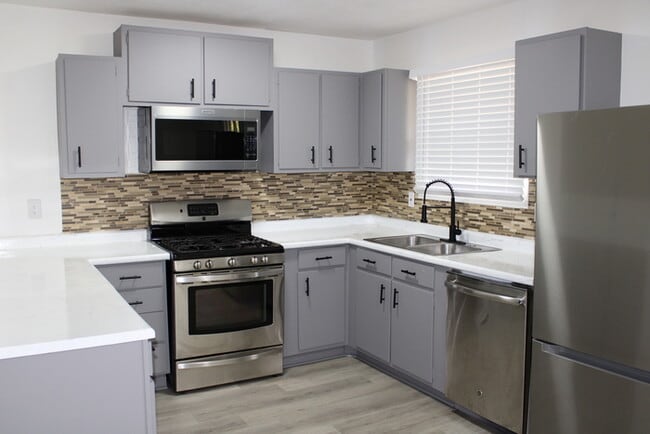 Building Photo - Spacious 4 bedrooms and 2 bathrooms in Kan...
