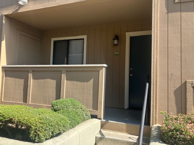 Building Photo - Great One Bedroom Condo in Monterey