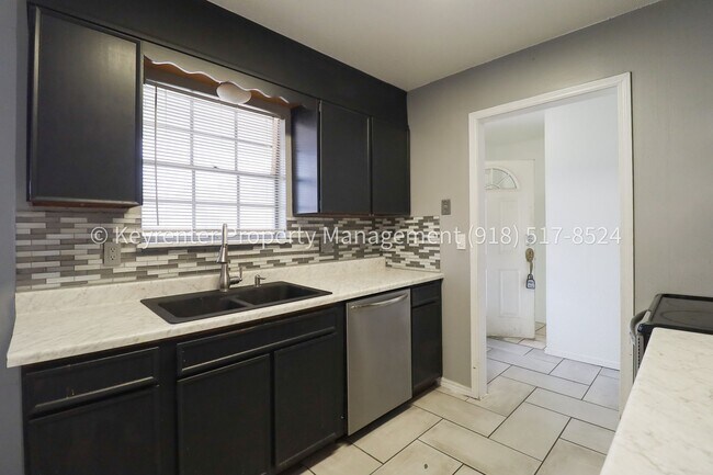 Building Photo - East Tulsa 3 Bedroom Gem! Available for immediate move in!
