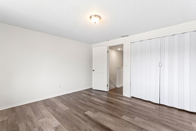 Building Photo - 2 Bedroom Townhome - Spacious!