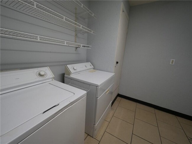Building Photo - 800 Live Oak Dr