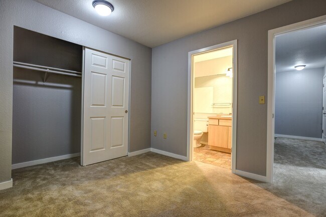 Building Photo - Ballinger Way Condo