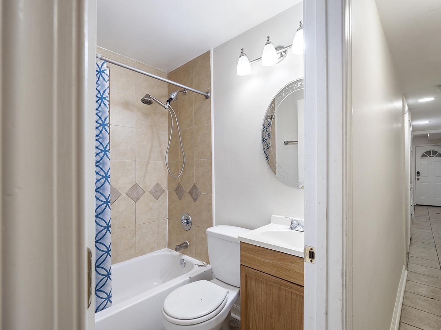 Building Photo - Bright Eckington apartment 15 min walk fro...