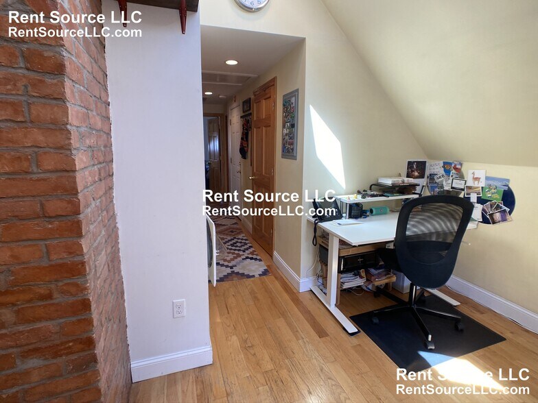 Building Photo - 20 Radcliffe Rd