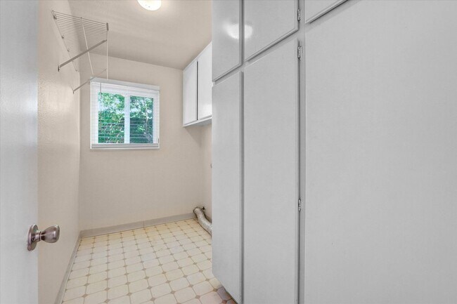 Building Photo - 11454 Doral Ave