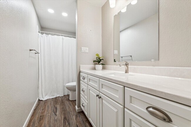 Building Photo - Pristine Updated Indian Creek Condo