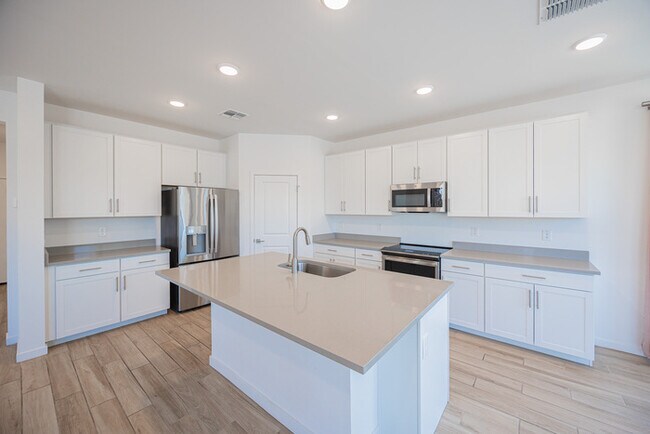 Building Photo - 7412 W Gardenia Ave