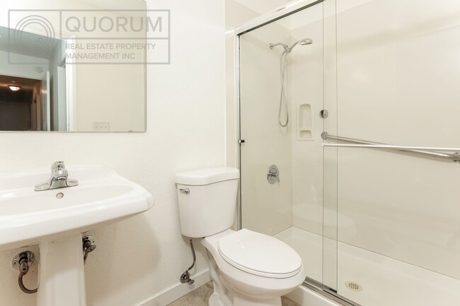 Building Photo - 3 Bed 2 Bathroom Edmonds Condo!