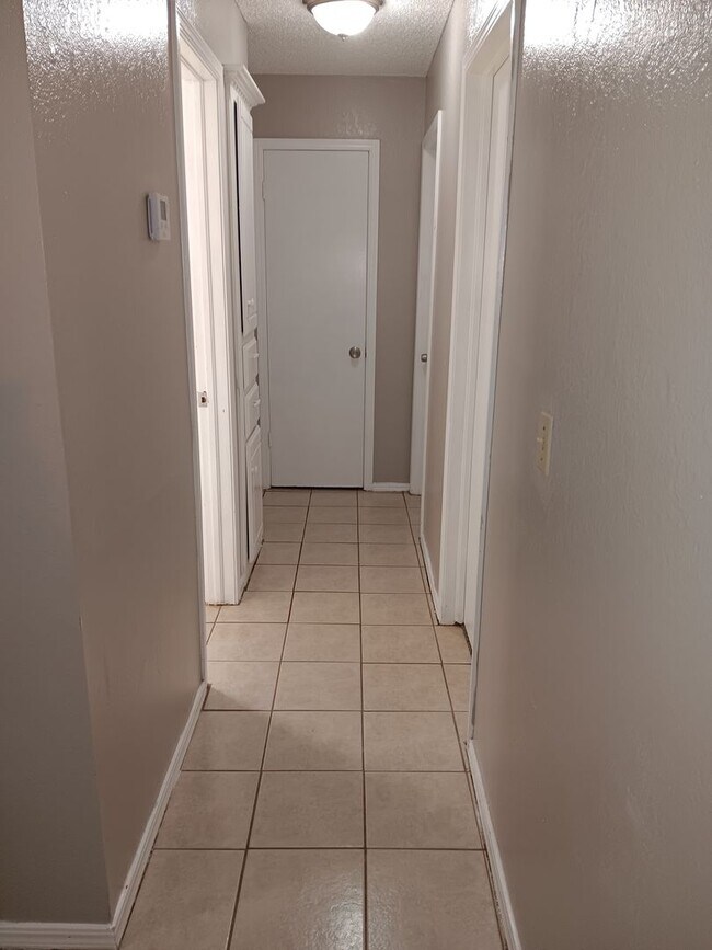 Building Photo - Spacious 5-Bedroom Home with Fresh Modern Updates in Midwest City