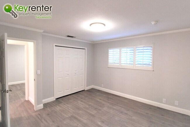 Building Photo - 8312 Camelback Ct