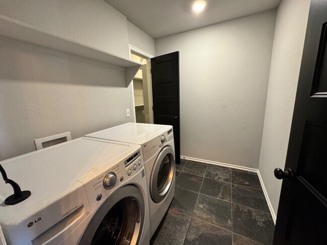 Building Photo - 1104 Black Mesa Rd