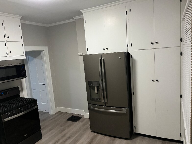 Building Photo - 221-223-223 S State St