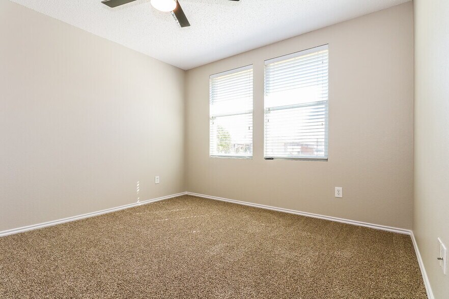 Building Photo - 321 Daisy Ln