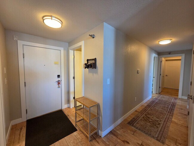 Building Photo - 221 E 5th St