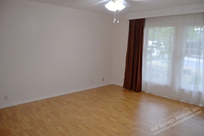 Building Photo - West Gate Area | Townhome | Unfurnished