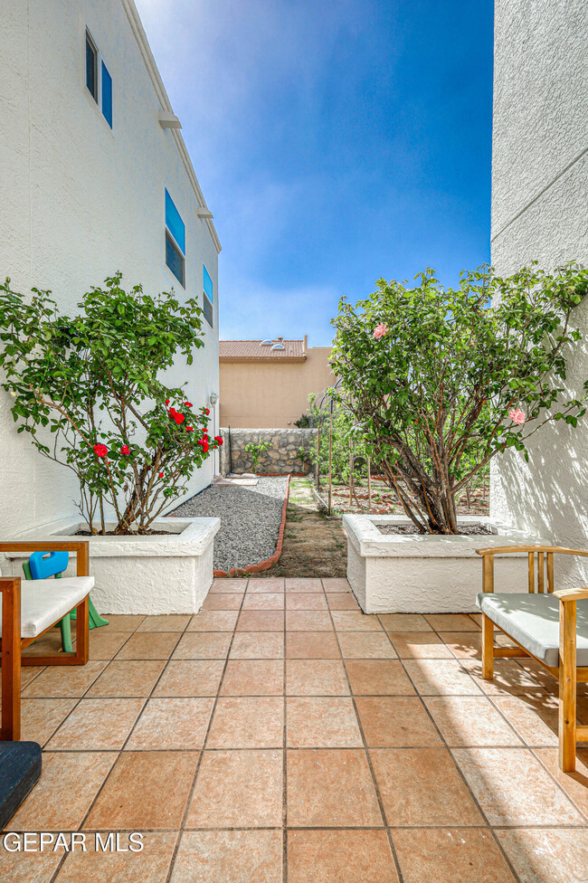 Building Photo - 6205 Brisa Del Mar Dr