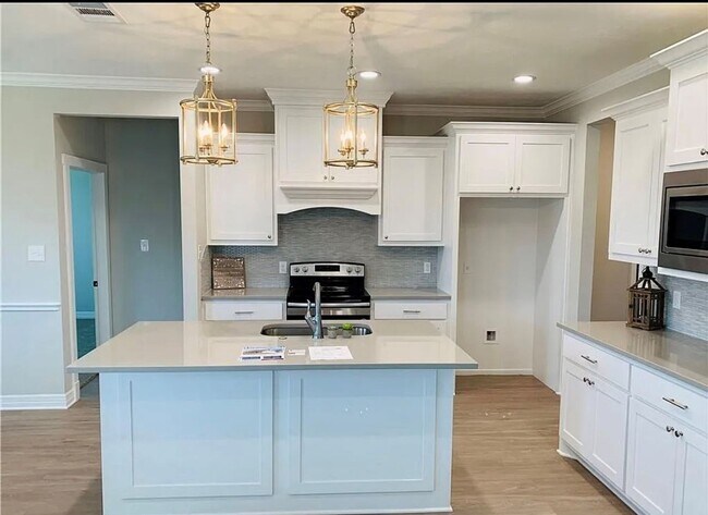 Building Photo - 2 story custom home  Available 9/24/25