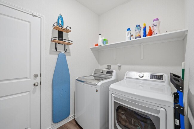 Building Photo - 4015 Casita Mia St
